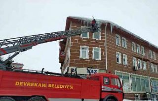 Devrekani’de itfaiye buz sarkıtlarını temizledi
