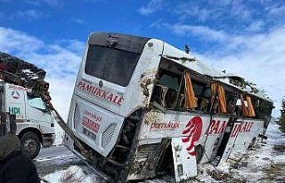 Devrilen otobüs 2 saatlik çalışmayla kaldırabildi