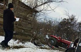 Devrilen traktörün sürücüsü hayatını kaybetti
