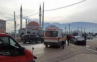Direksiyon hakimiyetini kaybeden sürücü direğe...