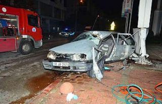 Direksiyon hakimiyetini kaybeden sürücü önce kaldırıma...