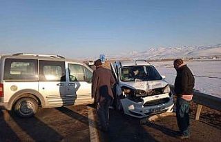 Direksiyon hakimiyetini kaybetti karşı şeritten...