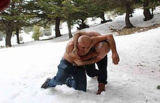 Doğa tutkunları, kar üzerinde güreş tuttu