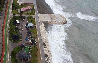 Doğu Akdeniz’de lodos, dalgalar kıyı şeridini...