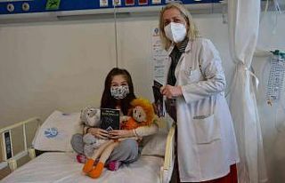Doktor anneden hasta çocuklara kıtap hediyesi