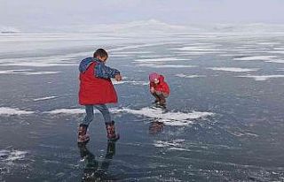 Donan göl çocukların oyun alanı oldu