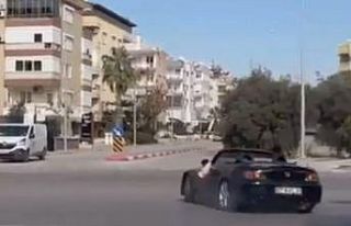 Düğün konvoyunda üstü açık spor arabası ile...