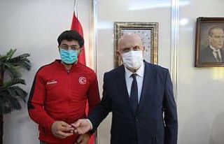 Dünya şampiyonu altınla ödüllendirildi