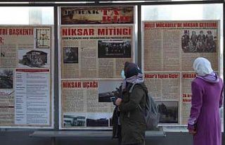 Durakta dolmuş beklerken ilçenin tarihini okuyorlar