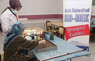 Ebru sanatı için fırçaları ellerine aldılar