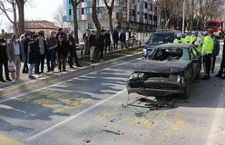 Edirne’de 2 kişinin yaralandığı kazayı vatandaşlar...