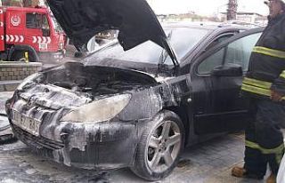 Efeler’deki araç yangını, itfaiye ekipleri tarafından...