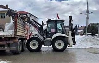 Eflani’de toplanan kar yığınları dereye dökülüyor