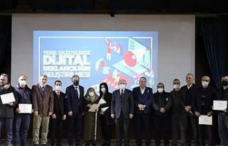 Eğitimi tamamlayan basın mensupları sertifikalarını...