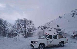 Ekipler cenazeyi köye ulaştırmak için seferber...