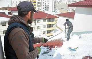 Ekmekleri ipin ucunda