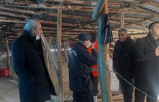 Elazığ’da evin çatısı biriken kar nedeniyle...