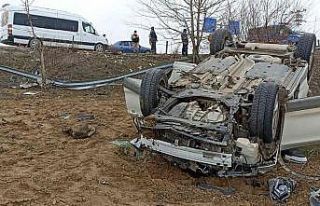 Elazığ’da otomobil bariyerlere çarparak takla...