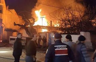 Elektrik kontağından çıkan yangın kerpiç evi...