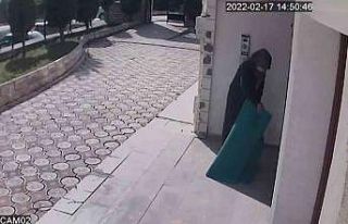 Elinde ekmek poşetiyle apartmanın önüne gelip...