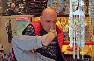 Elleri yok ama ayaklarıyla kahve yapıp içiyor,...