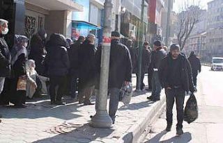Emekli maaşını almak isteyen vatandaşlar kaldırımda...