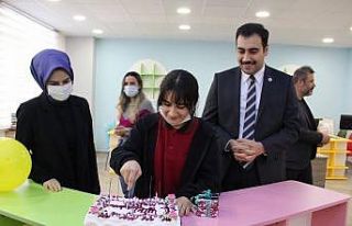 En çok kitap okuyan öğrenciye doğum günü sürprizi