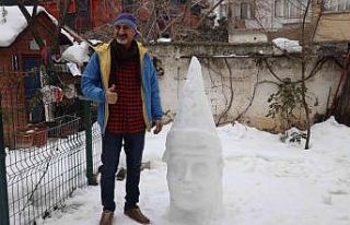 Engelli eğitmen yağan karı sanata dönüştürdü