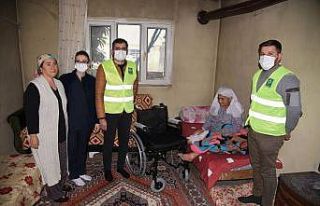 Engelli vatandaşlara tekerlekli sandalyeleri teslim...