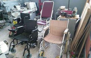 Engellilerin tekerlekli sandalyelerini ücretsiz tamir...