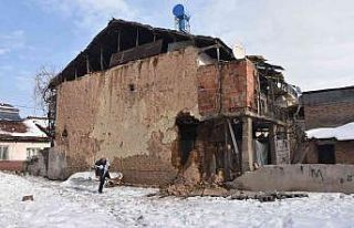 Eriyen kar sonrası kerpiç evin duvarı çöktü