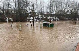 Eriyen kar suları Bartın Irmağında taşkınlara...