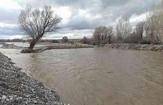 Eriyen karlar Söğütlü Çayı’nı coşturdu