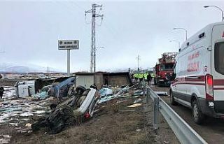 Erzincan’da tır ile otomobil çarpıştı: 2 ölü