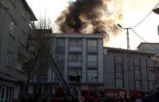 Esenyurt’ta 4 katlı binanın çatısı alev alev...