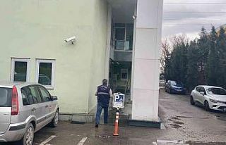 Eşini silah zoruyla kaçırdı, araçta darp etti