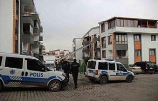 Ev eşyası taşırken dördüncü kattan düştü