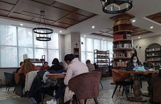 Ev hanımları, önce tekvando yapıp ardından kitap...