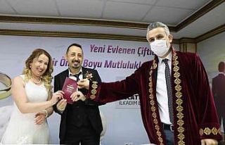 Evlenmek için 14 Şubat’ı seçtiler