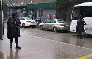 Eylem yapılan fabrika önünde polis ekipleri bekliyor