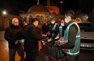 Eyyübiye Belediyesi vatandaşlara kandil simidi ikram...