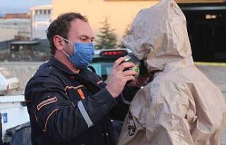 Fabrikaya sızan hidrojen sülfür gazından bir işçi...