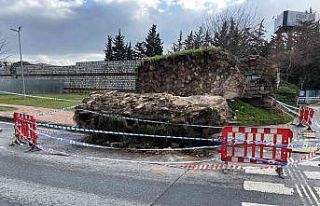 Fatih’te tarihi surların bir bölümü yola devrildi