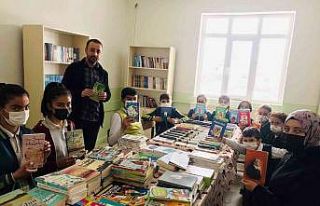 Fedakar öğretmen görev yaptığı köy okuluna...