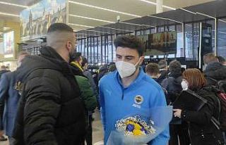 Fenerbahçe Prag’da çiçeklerle karşılandı