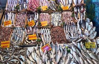 Fırtına bitip balık bollaşınca tezgahlar da doldu...