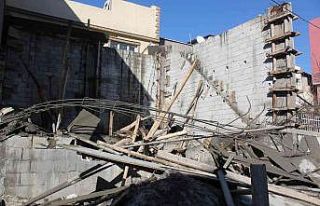 Gaziantep’te beton dökülürken inşaat kalıbı...