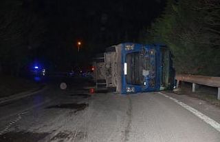 Gebze’de virajı alamayan tır devrildi: 1 yaralı
