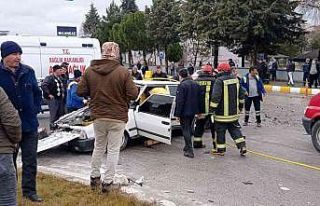 Gediz’de iki otomobil kafa kafaya çarpıştı:...