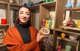 Genç kadın girişimci ürettiği doğal kokulu mumlarla...